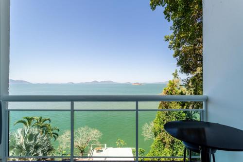 Sahy Apartment | Loft com varanda e vista para o mar em Mangaratiba