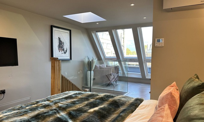 Hackney Apartment | Loft Studio, King Size Bed, Sofa Bed with en-suite Bathroom