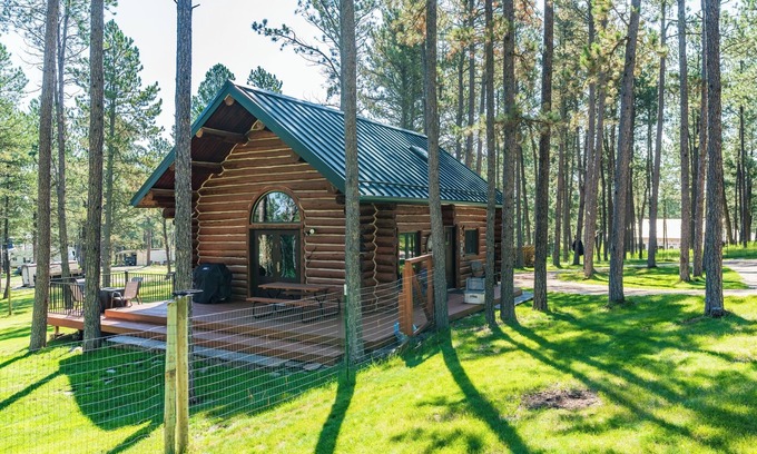 Custer Cabin | Log Cabin close to Custer