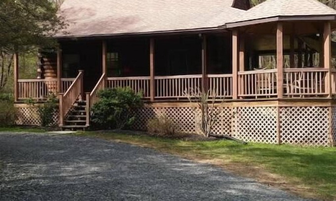 Strongstown Cabin | Log Cabin in Farm Country Setting