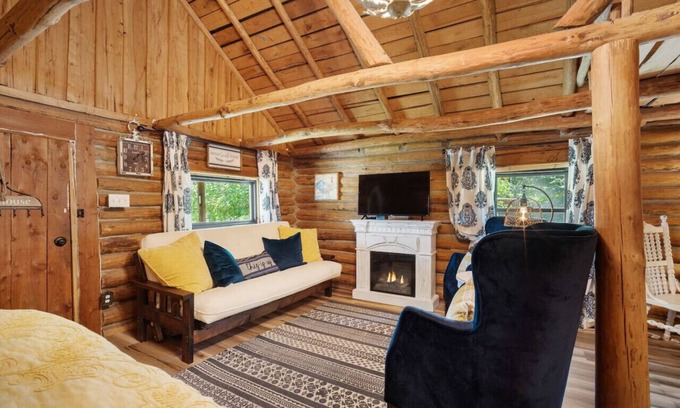 Rudy Cabin | Log cabin on 100 acres-Kitchen-wifi-The Velvet Rooster