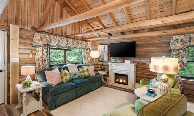 Rudy Cabin | Log cabin on 100 acres-Wifi-Kitchen-Wildlife-The Pampered Peacock