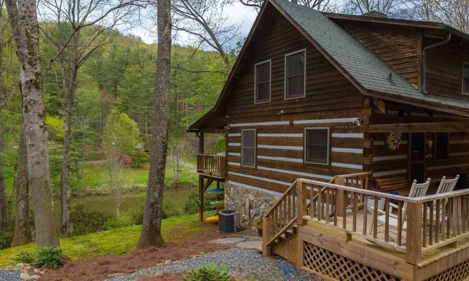 Todd Cabin | Log Cabin on the River w/Hot Tub