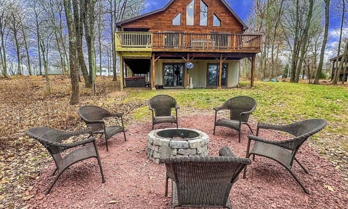Ebervale House | Log Cabin POCONO, PRIVATE, FREE WIFI HOT TUB POOL TABLE , FREE TESLA EV CHARGER