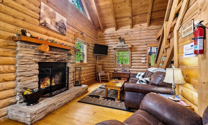 Knoxville Cabin | Log Cabin, UTK/Neyland, Smokies, 16acres, FP, HotTub, Arcade, Fishing, Golf,Pets
