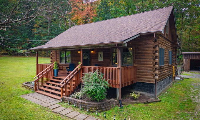 Hico Cabin | Log Cabin w/Hot Tub, Game Room-10 min to NRG