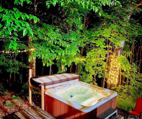Labelle Ski Chalet | Log cabin with HOT TUB and view