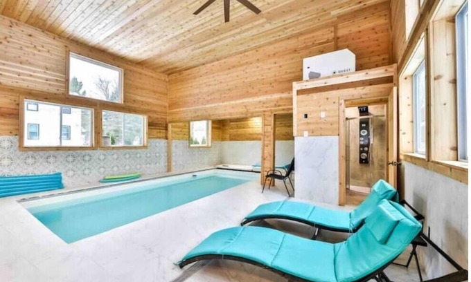 Hunter Villa | Log cabin with INDOOR POOL foot of hunter mountain