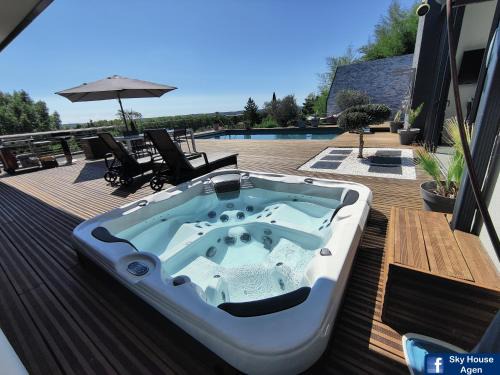 Agen Apartment | Logement avec Spa Privatif Jacuzzi Grande terrasse sans vis à vis Sky House Agen