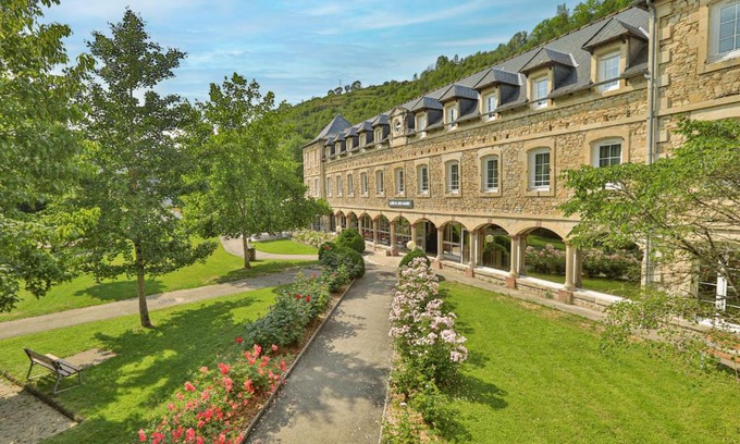 Salles-la-Source Hotel | LOGIS HOTEL L'HÔTEL DES BAINS - Salles-la-Source