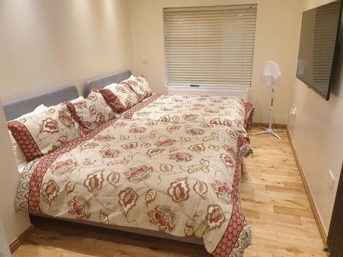 Clayhall Apartment | London Luxury Apartments 1min walk from Underground, with FREE PARKING FREE WIFI