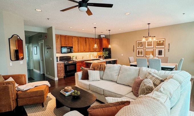 Le Claire Condo | Lone Star Loft on the Mississippi River!