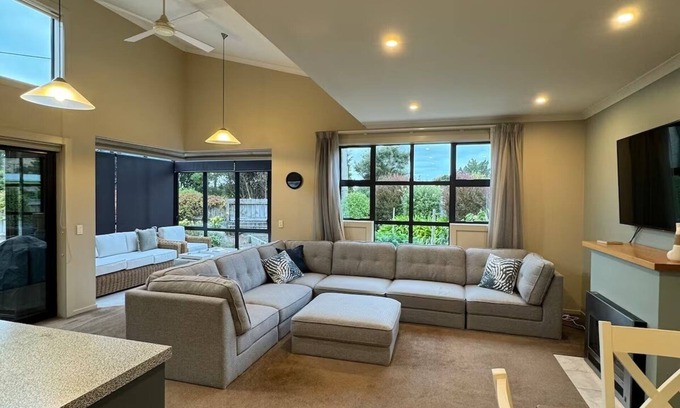 Purakaunui Apartment | Long Beach Seaside Retreat