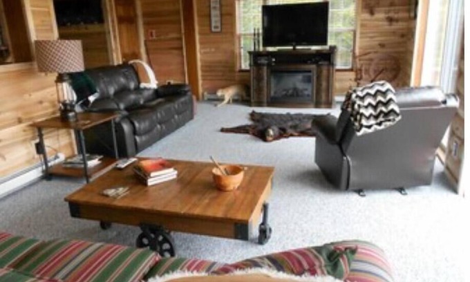 Pittsburg House | Loon Cove Lodge