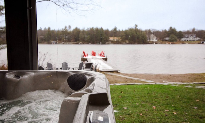 Gravenhurst Cottage | Loon Lake House - Large family lakefront cottage - w beach & hot tub!