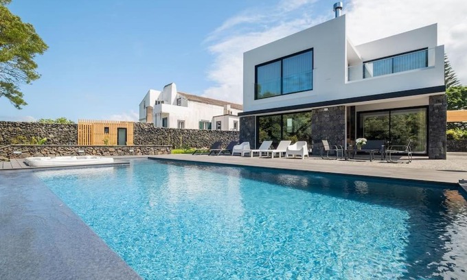 Livramento House | Lotus House - Heated Pool & Jacuzzi near the Beach