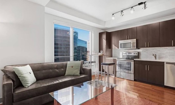 Pacific Terrace Apartment | Lounge, Pool & Spa | nr Seaport Village& Eateries