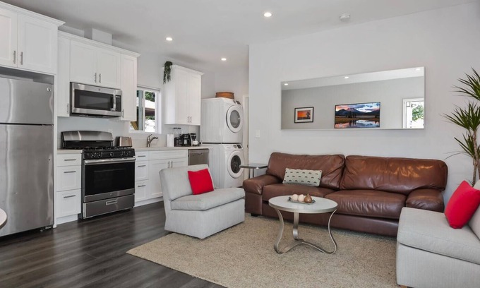 North Hollywood Cottage | Lovely 1 Bedroom House Near Universal & N. Hollywood