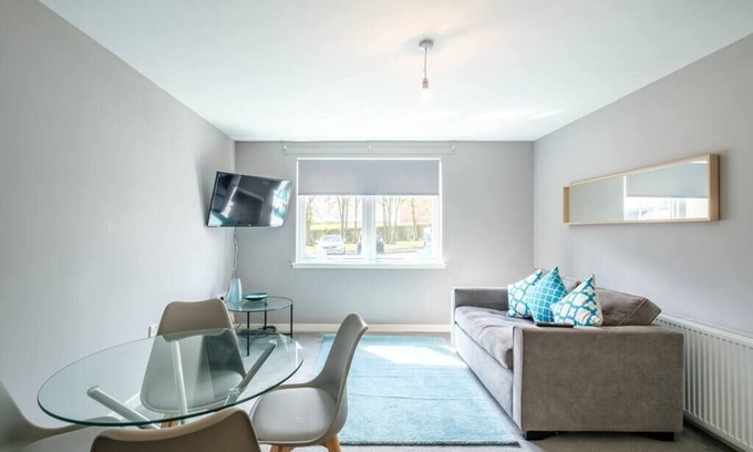 Coatbridge Apartment | Lovely 2 bed ground floor apartment in Coatbridge