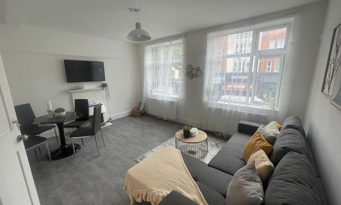Bermondsey Apartment | Lovely 2 Bed On Tower bridge
