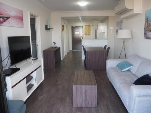 Mandurah Apartment | Lovely 2 Bedroom Serviced Apartment & Free Parking