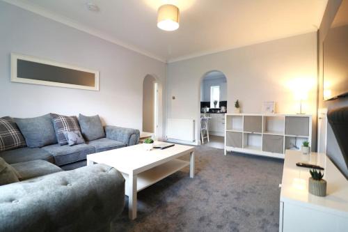 Chapelhall Apartment | Lovely 2 BR flat, sleeps 4