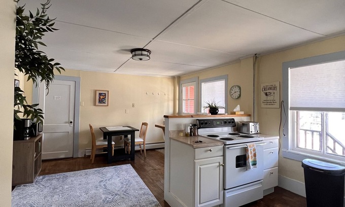 Johnson Apartment | Lovely 2bdrm Apt Close to Stowe, Smugglers Notch & Jay Peak!