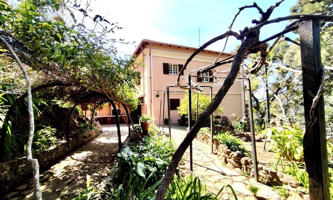 Bindua Apartment | Lovely 3-bedroom sea view with garden