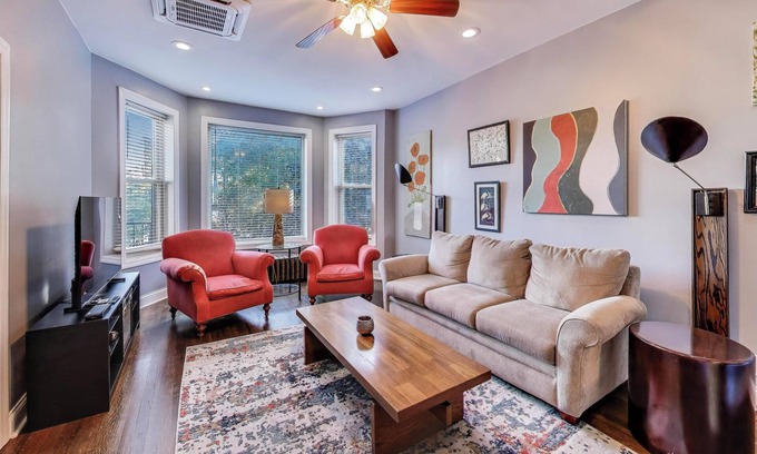 Edgewater Apartment | Lovely 3BR Edgewater Entire Top-Floor Home, Private Balcony, Backyard,&more!