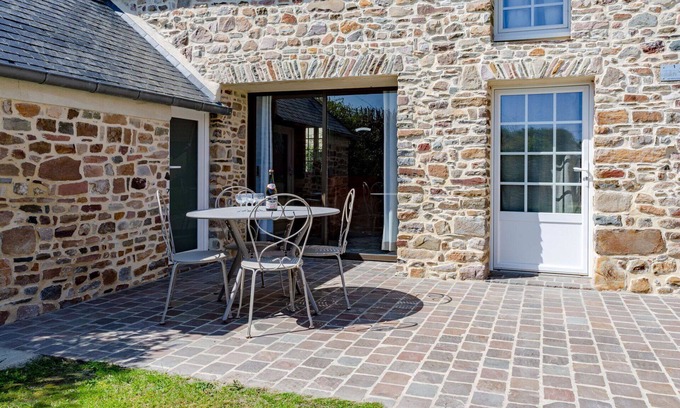 Cote Ouest Centre Manche Villa | Lovely apartment in villa for 6 people with WIFI, TV, terrace and pets allowed