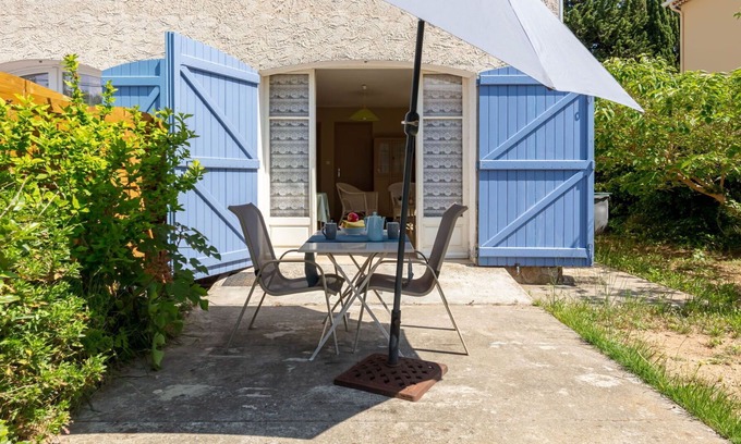 Toulon - Hyeres Apartment | Lovely apartment for 2 people with WIFI, TV, patio and pets allowed