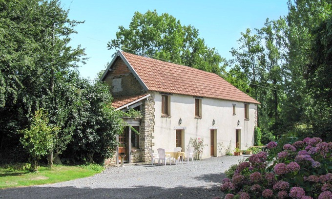 Savigny House | Lovely apartment in villa for 4 guests with WIFI, TV, pets allowed and parking