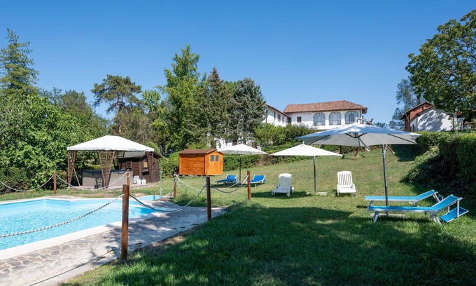 Azzano d'Asti Villa | Lovely apartment in villa for 6 people with A/C, pool, WIFI, terrace and pets allowed