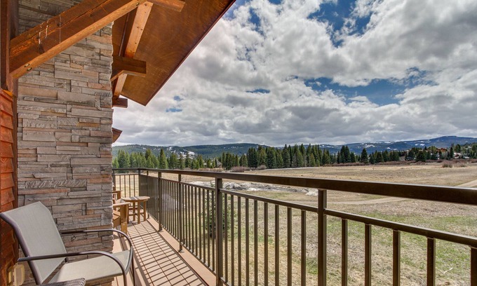 Big Sky Meadow Village Apartment | Lovely Big Sky Getaway Near Skiing & Golf!