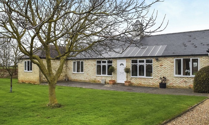 Ely Cottage | Lovely bright bungalow with amazing views across the open countryside.