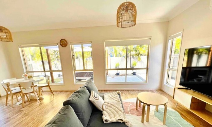 Springfield Lakes House | Lovely Cottage Walk To Train in Springfield Lakes With Relaxing Backyard