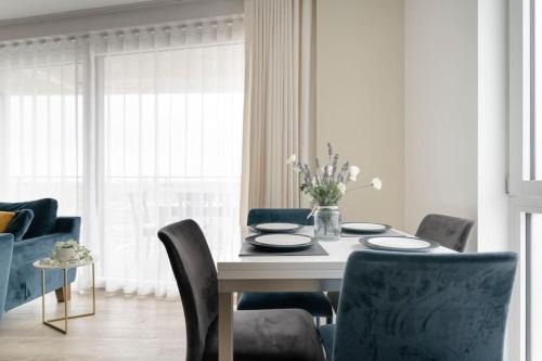 Lea Bridge Apartment | Lovely En-suite Flat with Balcony and Parking.