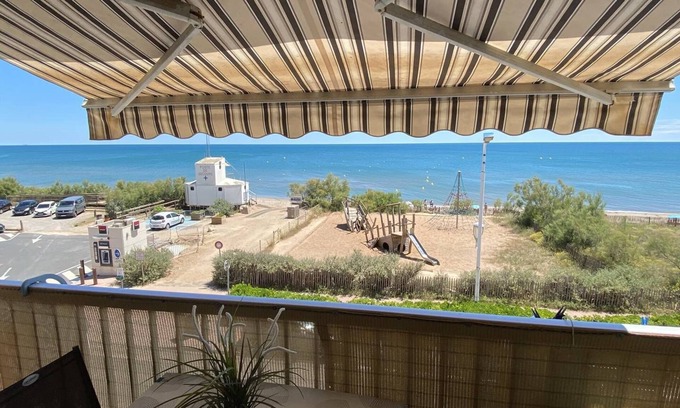 Portiragnes-Plage Apartment | Lovely Flat for 2 Persons, Wifi , AIRCO, wonderfull view of the sea from the balcony, 30 m from.