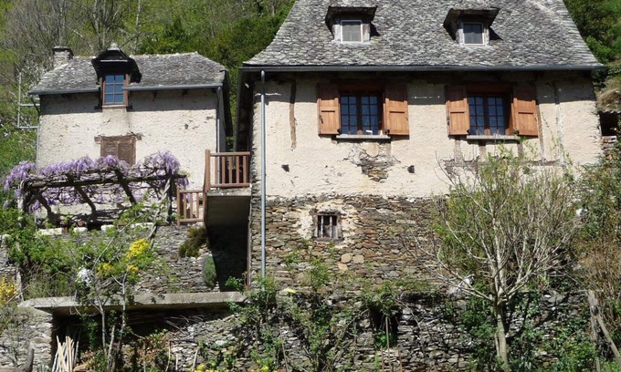 Golinhac Cottage | Lovely old character cottage overlooking the river Lot