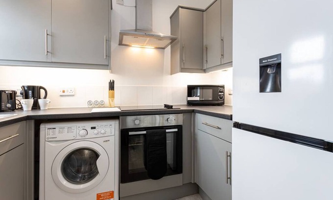 Eccles Apartment | Lovely One-bedroom Serviced Apartment in Eccles