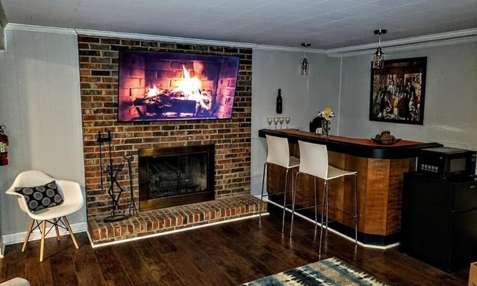 Mosby Apartment | Lovely & Private One-Bedroom Apartment in Mechanicsville