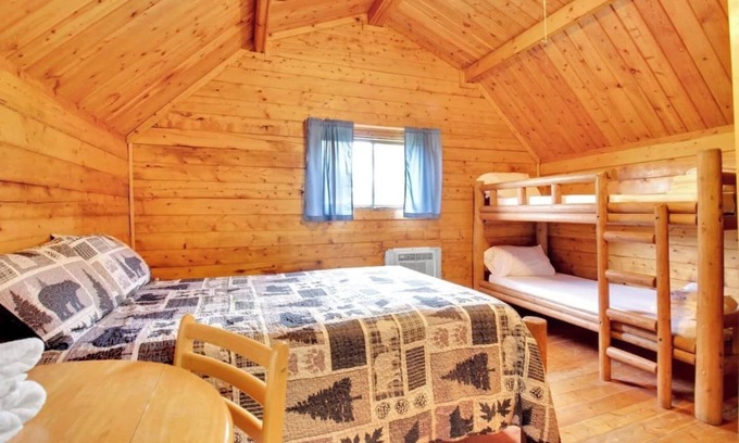 Bloomington Cabin | Lovely Rustic Cabin in Bloomington