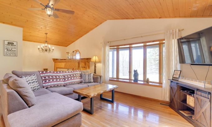 Terra Alta Cabin | Lovely Terra Alta Cabin < 1 Mi to Alpine Lake