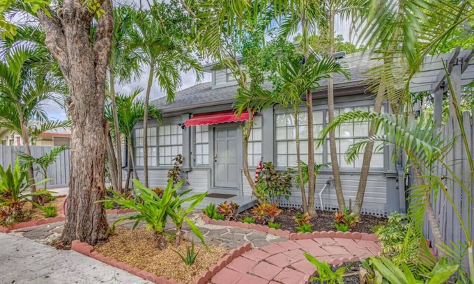 Pinewood Park House | Lovely West Palm Beach Bungalow
