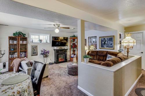Graham Apartment | Lower-Level Apt with Hot Tub and Sauna in Graham!