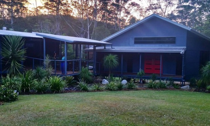 Montville House | Lucas Parklands - Tranquil retreat direct access to 'Great Walk' and Lake Baroon