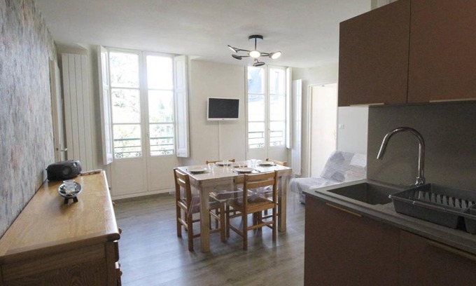 Bagneres-de-Luchon Apartment | Luchon - 2 Pièces Cabine pour 6 Pers. avec Parking et Animaux admis - FR-1-313-226