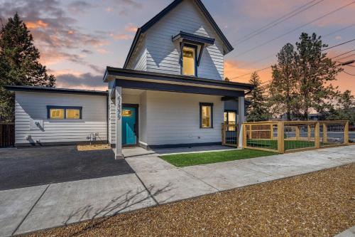 Old Farm District House | Lucia Escape