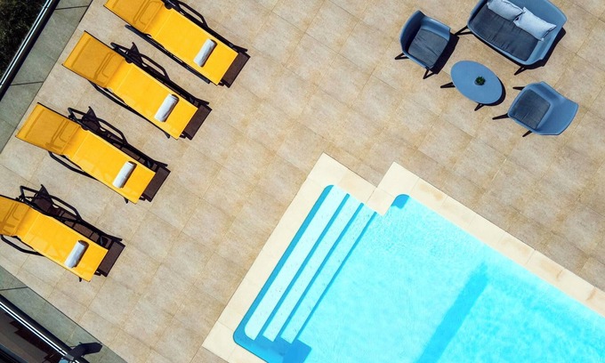 Stalos Apartment | Lucia's Home - Cozy 1-bedroom apartment with Pool in a Lush Green Landscape