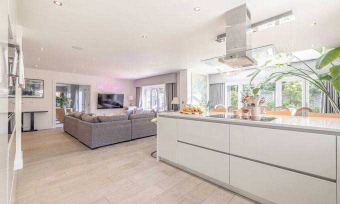 Winkfield House | Lux 6-Bedroom Windsor Home|Large Garden|Driveway